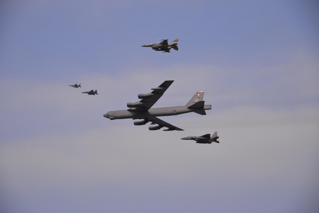 Amerikanskt bombflyg av typen B-52 med eskort. Foto: U.S. Air Force photo/Staff Sgt. Benjamin Sutton.