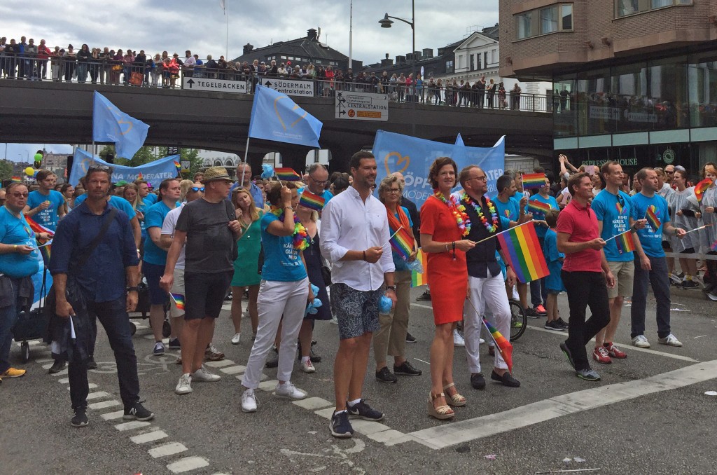 Anna Kinberg Batra i täten för Moderaterna i Pride-tåget 2017.